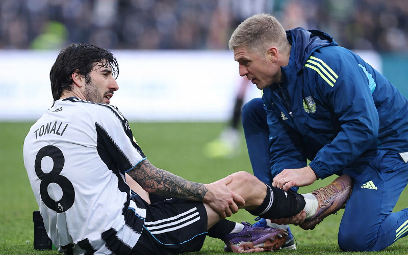 นักเตะที่รับการปฐมพยาบาล