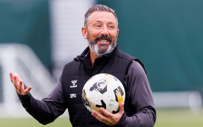 เดเร็ก แม็คอินเนส หัวหน้าโค้ชของฮาร์ทส์