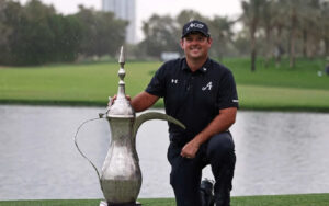 แพทริค รีด โพสท่าถ่ายรูปกับถ้วยรางวัล