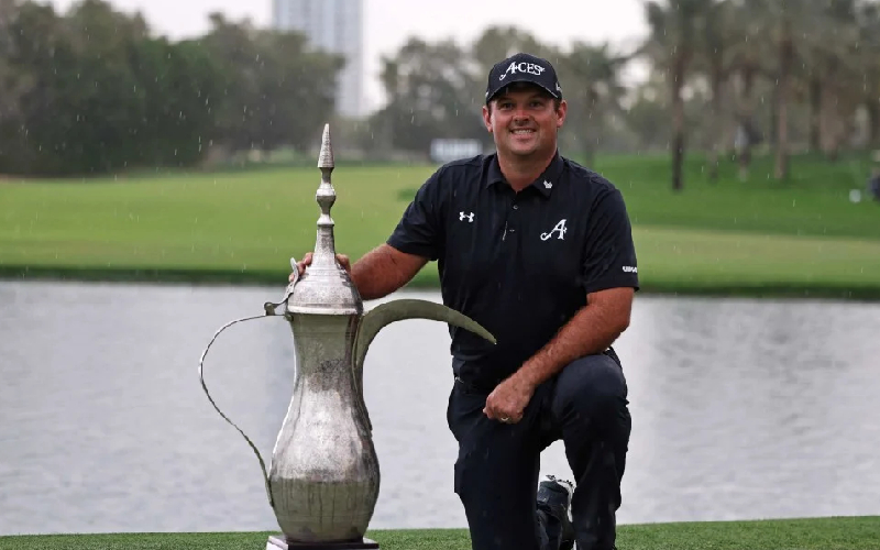 แพทริค รีด โพสท่าถ่ายรูปกับถ้วยรางวัล